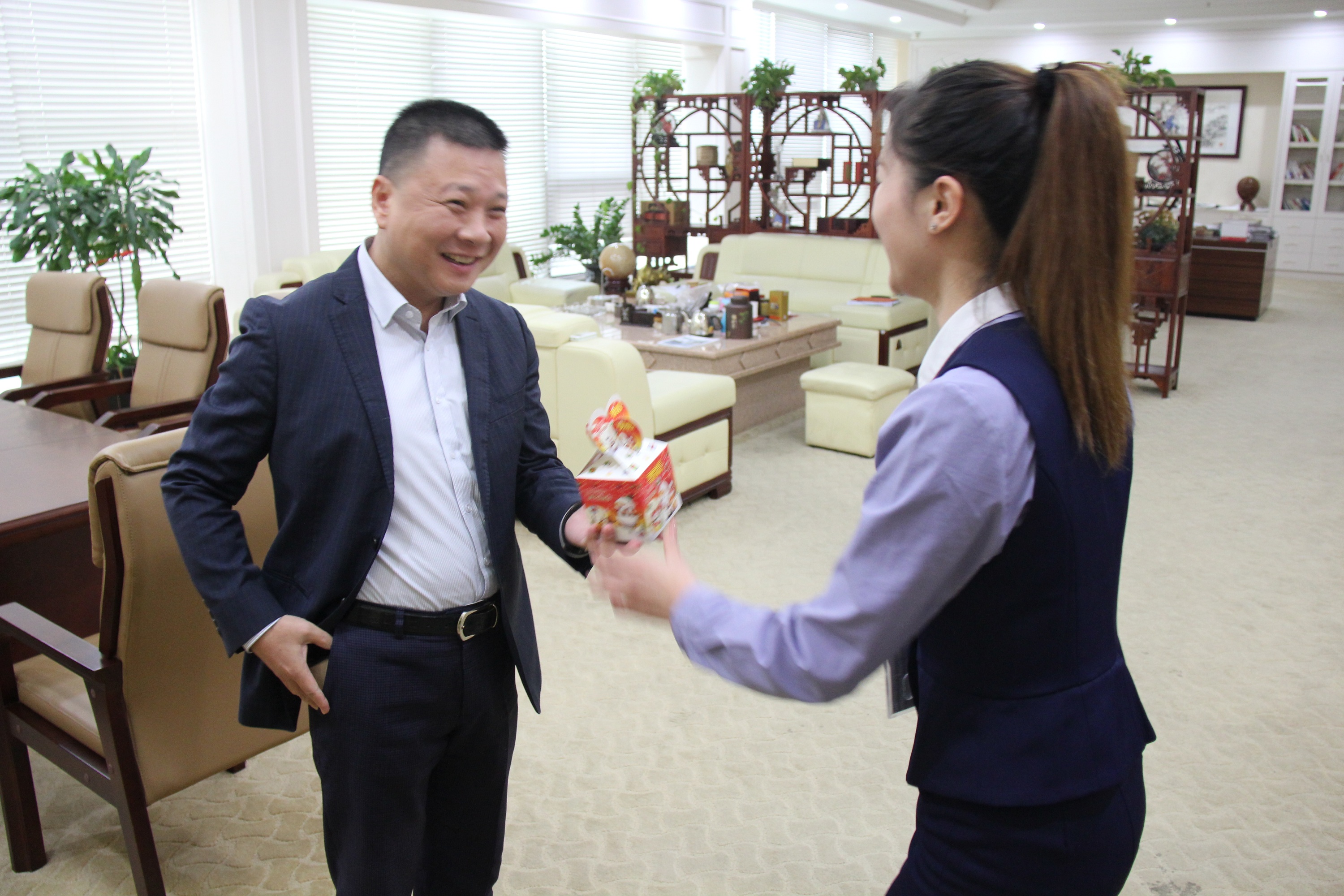 圣悅詩(shī)國(guó)際輕奢美妝為公司員工送平安祝福！